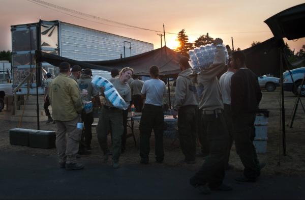 LostFireBLM's tweet image. Firefighters from BLM's Folsom Lake Veterans Crew pick up supplies at sunrise in #LostFireBLM camp #LostFire