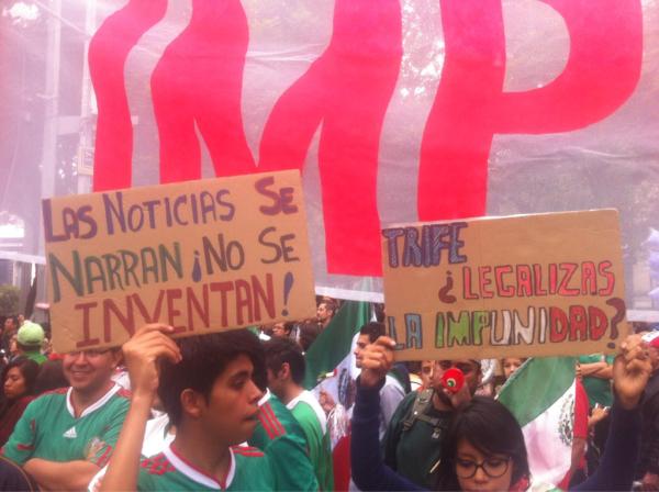 paezvarela's tweet photo. En la #PedaNacional, protestas contra @EPN http://t.co/d3MsAhBU