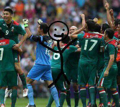 SoyMeme1's tweet photo. Aquí festejando con los mexicanos el titulo olimpico en fútbol. 
#SomosOro http://t.co/Va4QUpSh