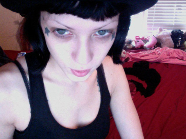 No makeup on!!! scary o.o <3 <3 http://t.co/CAIKHOt2