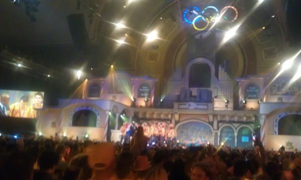 Marcel03's tweet photo. en nu zilver #hockeyheren huldigen #HHH2012 http://t.co/A8NN39Tv