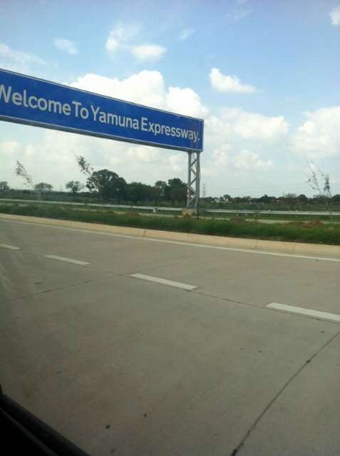 amitmalviya's tweet photo. New Yamuna Expressway connecting Agra and Delhi. Great job by BSP. http://t.co/RipSM6tM