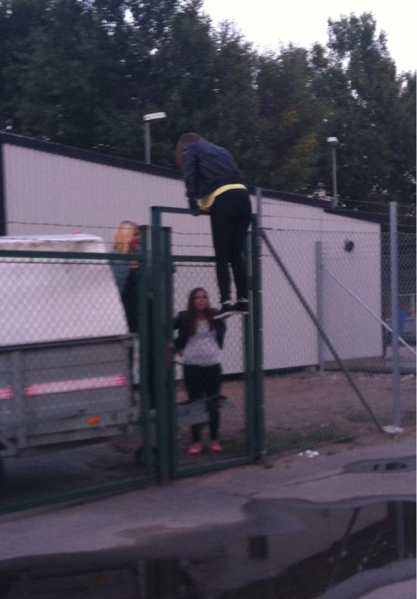 emmabarte's tweet image. Crazy people ;) #igår
