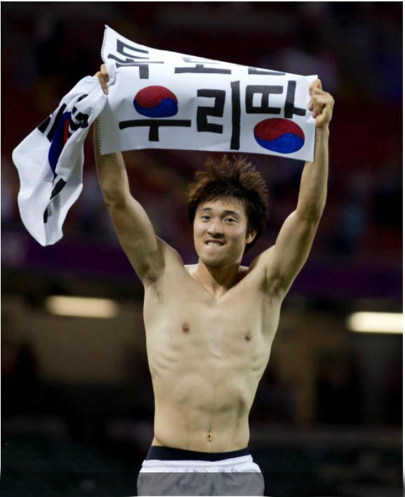 toqur59's tweet photo. 박종우 선수 이름도 몰랐을 만큼 축구를 별로 안 좋아하는데 이 사진 보면 볼수록 멋지네. 인상 깔끔하고 너무 잘 생겼고, 완전히 안중근 의사 포스야.^^ 이 사진 대형으로 독도에 걸어두면 정말 좋겠네. http://t.co/pPWWOInM