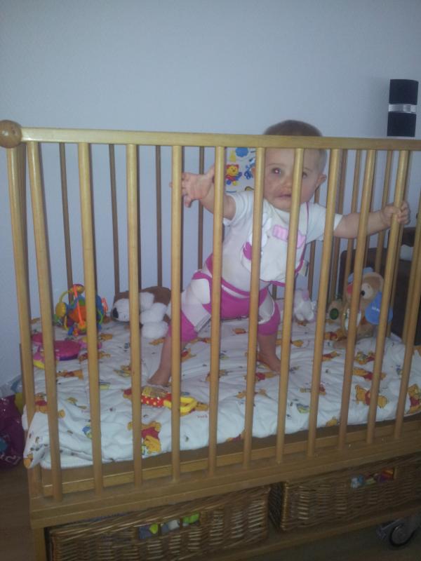TamaraBouter's tweet photo. Liz is vandaag voor het eerst zelf gaan staan, ben super trots op me meisje. En het lukte net ook al met spreidbroek. http://t.co/zy8ukHnE