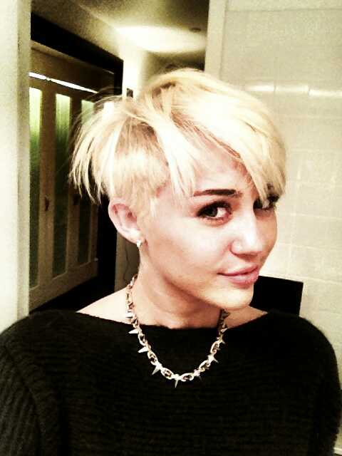 Madeinvirginia_'s tweet photo. A Miley Cyrus le ha cortado el pelo su peor enemigo. Qué horror! @revista_cuore http://t.co/bedKtSRy