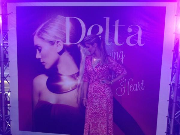 DeltaGoodrem's tweet photo. #Posterpose ๐ http://t.co/1P6bYAIl