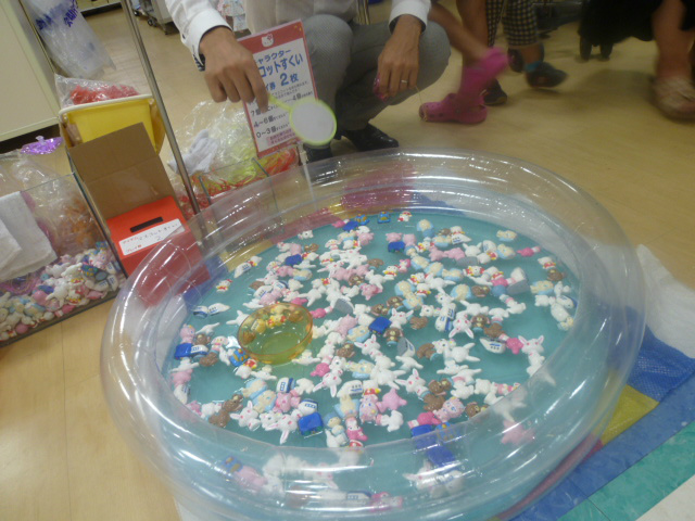 小田急百貨店 新宿店 公式 本館9階サンリオ夏の大感謝まつり 彡プレイコーナーでは 砂絵やビニール焼画 釣堀など 以前 サンリオ担当だった私はビニール焼画は得意です 画像はマスコットすくい かわいいキャラクターが勢揃い プレイ券は10枚つづり
