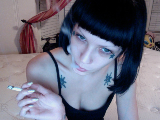 Cleaning sheets smoking as i do it! lol #no makeup http://t.co/EAFFLcuV<a href="/tag/no"class="tags">#no</a>