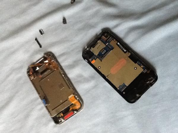 FLOWSpark's tweet photo. Fuck Apple and all the shit they do so you can open the iPhone. FUCK! http://t.co/THPgrMNA