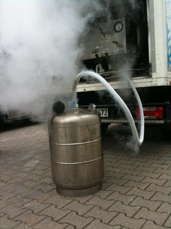 Sciencekitchen's tweet photo. Immer wieder spannend, wenn uns frischer Stickstoff geliefert wird. http://t.co/XcVf8azs