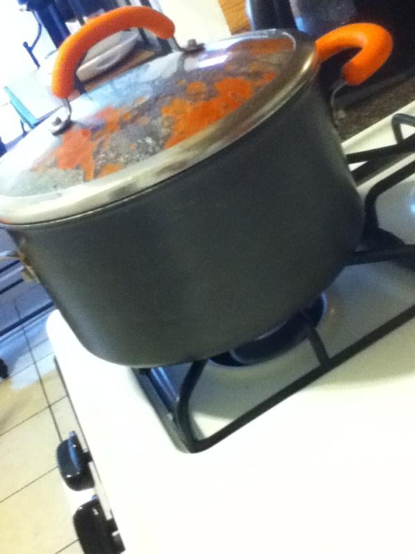 viviantonys2012's tweet photo. Getting my cook on lol http://t.co/ZEvwB7WI