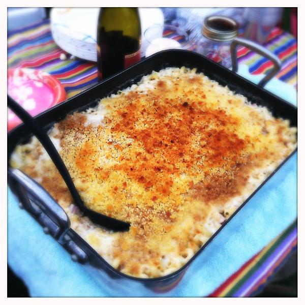 latimesfood's tweet photo. Wow #wantrightnow @teafoodie RT Huge pan of homemade mac & cheese for Southern-inspired picnic in the park #weekendeats http://t.co/vR170c0r