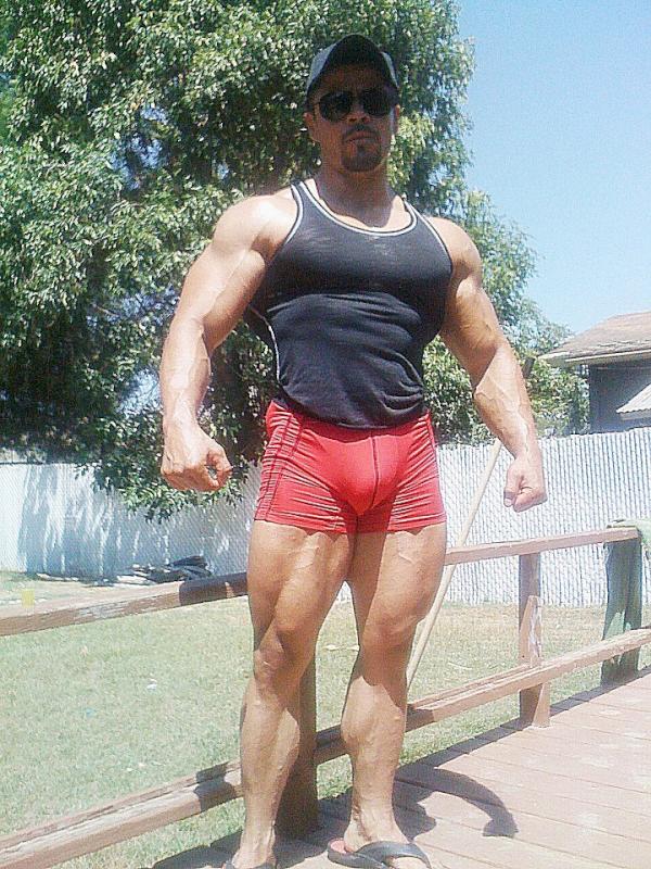 MMLatino's tweet photo. La sensación mexicana GENARO ALVARADO se ve fenomenal mientras continúa en modo dieta para las sesiones de fotos. http://t.co/g5eX5tRI