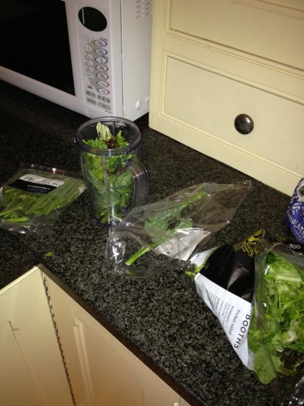 bench_off's tweet photo. Get a big bench with green shakes! Spinach, rocket, watercress and broccoli blended raw! Doesn't taste good #manup http://t.co/uDUBKBcL