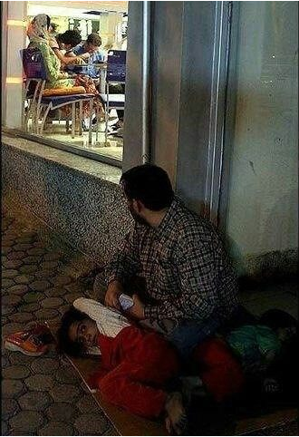 HashKSA's tweet photo. صورة ترند: "كيف يعيش البعض #قسوة_الحرمان وصعوبة الحياة وكيف نعيش بنعيم ونقصر في شكر الله" ، @xSh3er | #السعودية #ksa http://t.co/VUNzt8gq