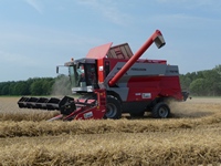 deWaardbv's tweet photo. De MF Combines draaien volop http://t.co/sO2QitA3