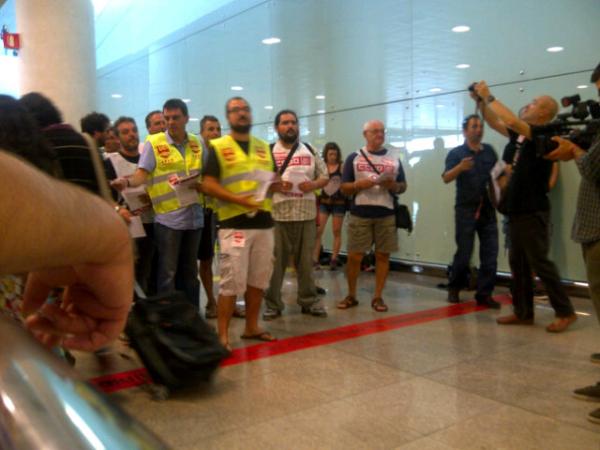 Masa72172's tweet photo. Informando a los turistas que en #españistan lo estamos pasando mal por los #recortes de #ppciu @efdezm #fspcatalunya http://t.co/0serlgac