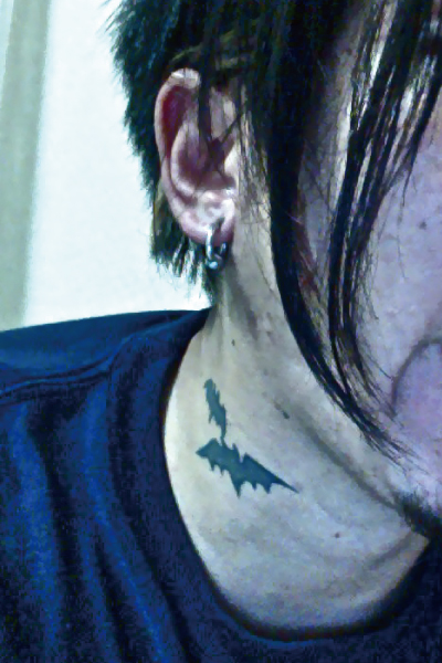 Mah Twitter वर 質問多いので載せます その1 首のコウモリ ファーストタトゥー 一生付き合う覚悟として 1番に服などでは隠せない場所に大好きなコウモリを入れました Http T Co A1efx3dd