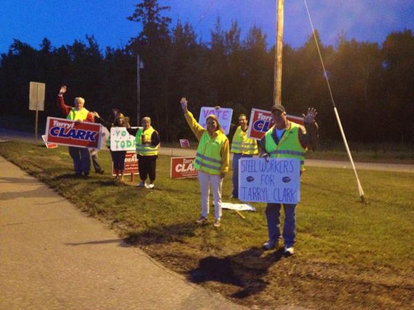 tarrylclark's tweet photo. Good morning! Havin an early morning blast w Team Tarryl &amp;Steelworkers greeting folks @ a plant gate by Hibbing! #mn08 http://t.co/SkDLfbOG