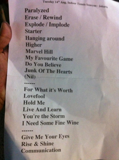 solehsolihun's tweet photo. nih, setlist #TheCardigansJKT di tennis indoor senayan, 14 agustus 2012. http://t.co/Oh7coIV8