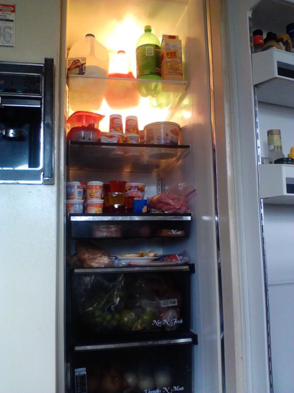 Madison_Fusco's tweet photo. My refrigirator is so empty... http://t.co/GY5BZyKY