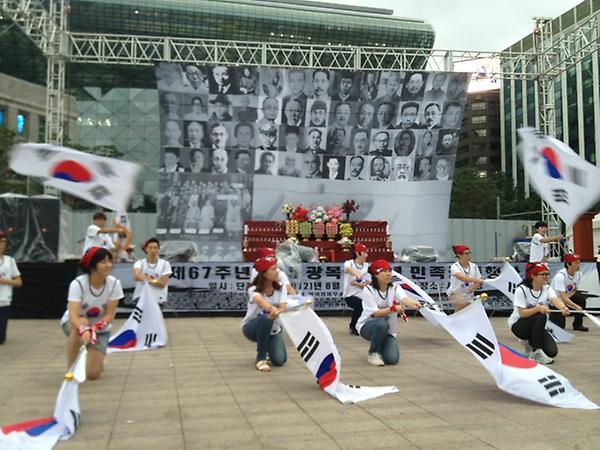 uniwini's tweet photo. RT @cybershinsi: 사이버의���의 태극무 공연입니다!! http://t.co/QwNq3xdS