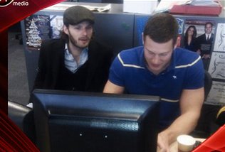 TomHopperOk's tweet photo. Rupert:What r u doing? / me: I looking your hot photos/ Rupert: well why u see my hot photos if u can see in real. Aww http://t.co/nYYXklNR
