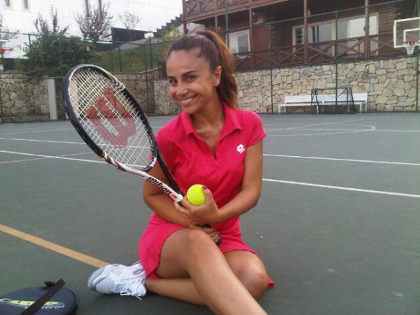 ipeksenoglu's tweet photo. Hem Lotto'lu oldu hem de tenis oynamak icin idmanlara basladi... :) @DemirBetul http://t.co/XvGcDUX6