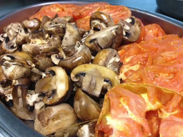 TheFuelingChef's tweet photo. Roasted mushroom's and slow cooked tomato's served with rice http://t.co/MLalKBet
