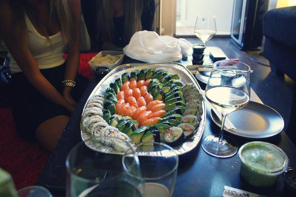 Issa_Derulo's tweet photo. eating with my friendss http://t.co/6KYBszFA
