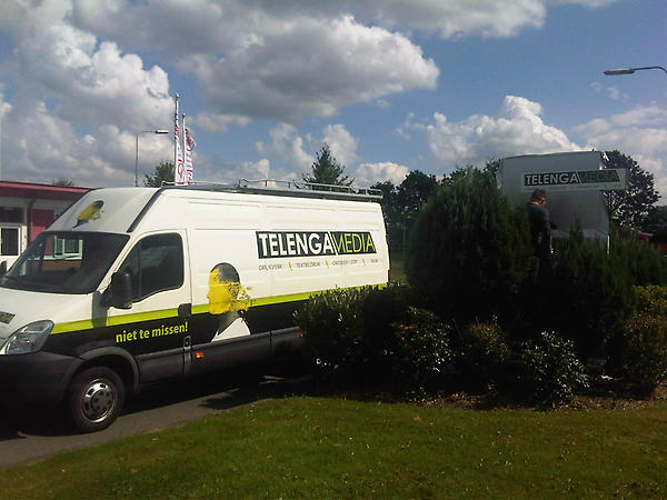 De klok bij het Telenga pand aan de Bovenstreek 2 in #Groningen, wordt door Telenga #Sign in een nieuw jasje gestoken!