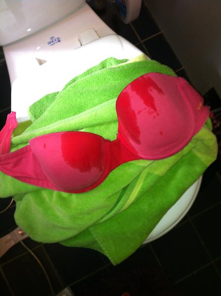 kaitlyncormier's tweet image. LOL IM DUMB. #forgotto take my bra off to get in the shower... #kaitlynproblems