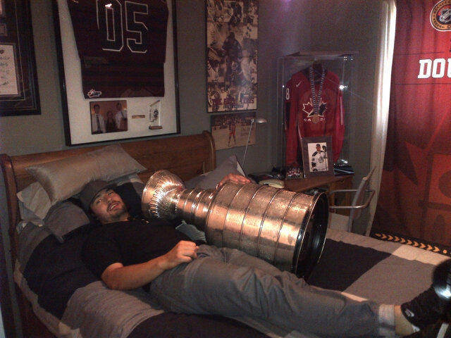 Twitter / keeperofthecup: Drew Doughty back in his bedroom ...