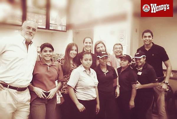 Equipo de CM América, Rodolfo Nolck y el Equipo de Wendy's celebrando.