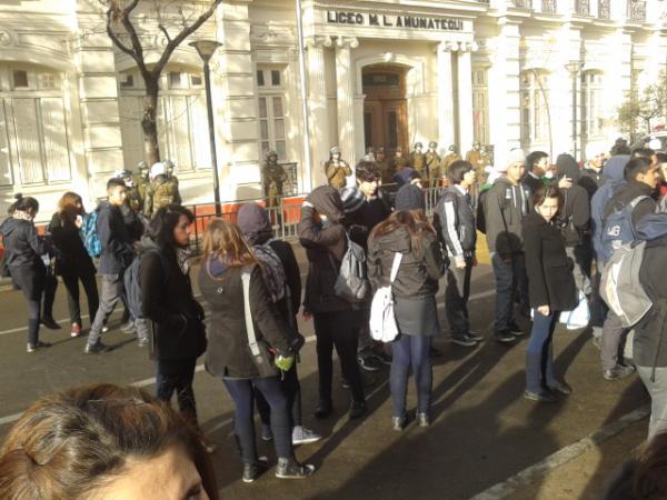 niko_sepulveda's tweet image. estudiantes en asamblea en la plaza, transito cortado, Carabineros resguardando acceso #amunategui
