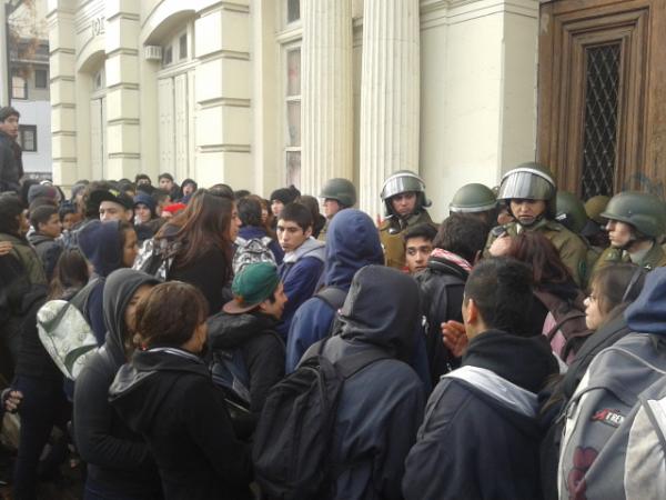 niko_sepulveda's tweet image. la asamblea resolvio entrar... Carabineros lo impide #amunategui @biobio