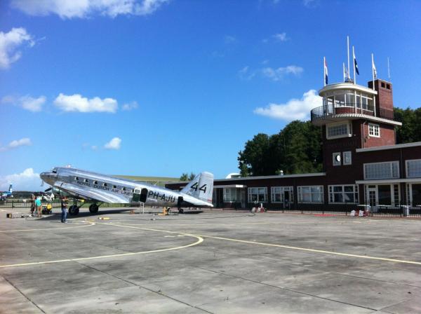 DC2_Uiver's tweet photo. 1934 or 2012? http://t.co/uZhaWtpu