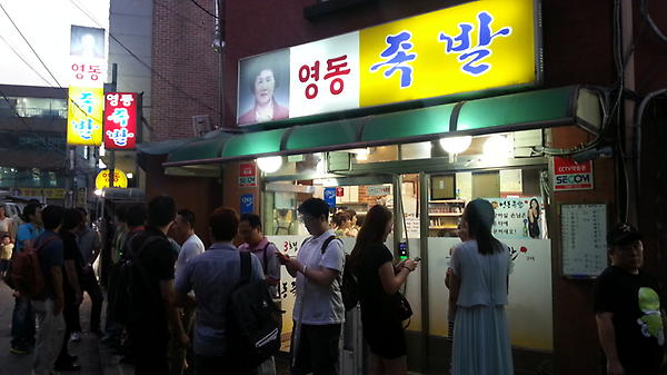 andrew1004's tweet photo. 여긴 영동족발. 100명도 넘게 기다림 헐 미쳐버리겠다. http://t.co/mLVOAkNc