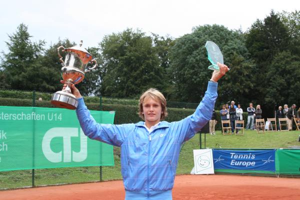 marcos_z's tweet photo. Ya tienen un nuevo nombre para anotar. Alexander Zverev cumplió 15 en abril, sacó sus primeros puntos ATP esta semana. http://t.co/JZTociIl