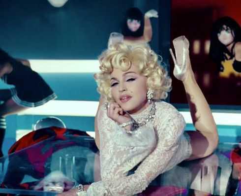 AmelieGranata's tweet photo. Hoy cumple años Madonna! Quiero llegar a los 54 así!!! Diosa mal! Me encanta! Te veo en diciembre! http://t.co/Maj1XULK