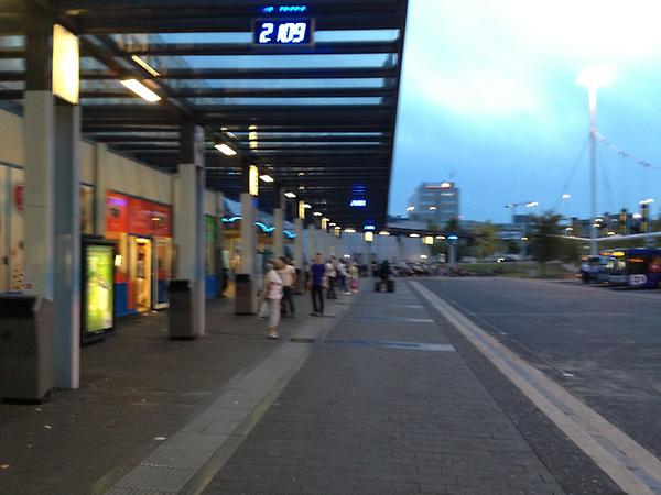 Vanavond is de verkiezingscampagne voor ROOD Eindhoven in volle gang! We zijn Code ROOD's aan het uitdelen op station