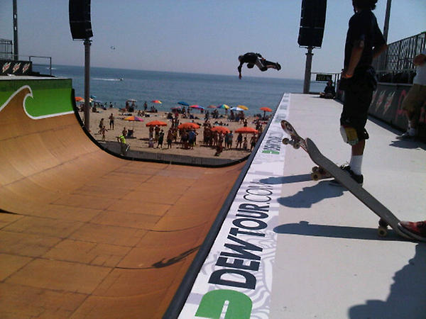 bartona11's tweet photo. #scion#dewtour skateboarding air http://t.co/gZ4g3Zgh