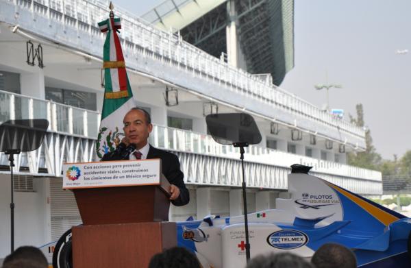 El presidente de la república recordando las 10 reglas de oro de la FIA en seguridad vial...