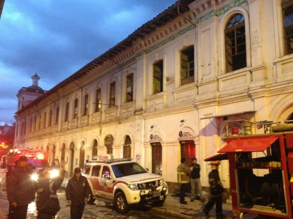 eltiempocuenca's tweet photo. Siguen trabajos en #seminario San Luis por #incendioCuenca que empezó anoche http://t.co/4e7MDTBN Vía @xcaivinagua