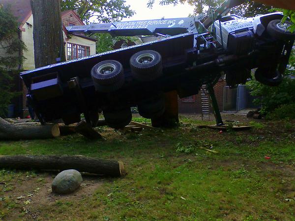 ismael02's tweet photo. mientras tanto en Newark ... #cranetruck http://t.co/O8bAsymU