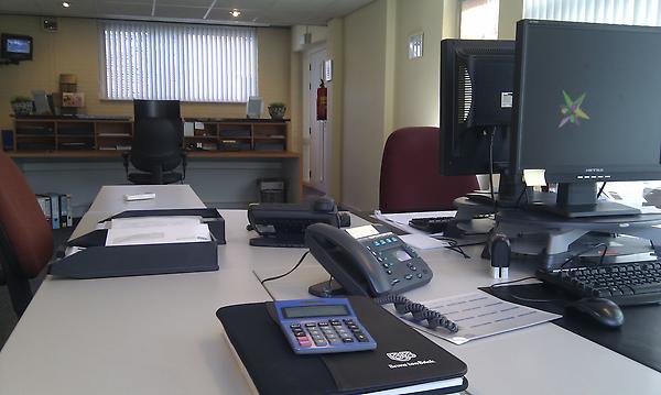 ybuman's tweet photo. Helemaal alleen op kantoor vanmiddag #saai #bijnaweekend http://t.co/v75fmVDi