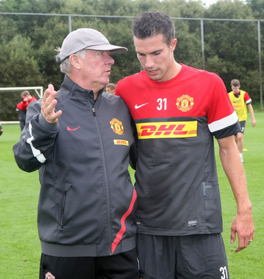 ManUtdStuff's tweet photo. Sir Alex instructs his new signing Robin van Persie - http://t.co/cMv2LoTm