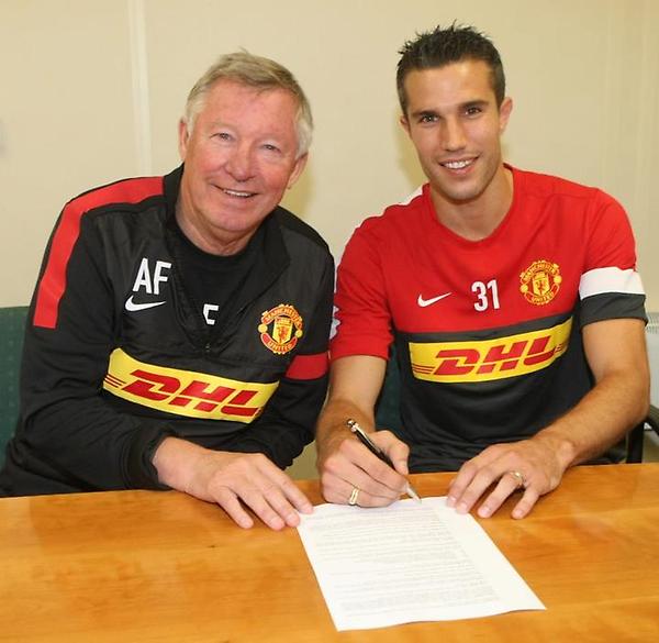 Here's the picture that Arsenal fans will hate, but Man Utd fans will cherish. RVP signs on the dotted line...