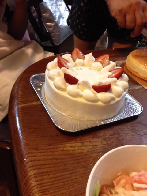 athlete0129's tweet photo. 弟が今日誕生日でケーキ買ってもらってる(｡-_-｡)俺の誕生日、8月9日ゎケーキなかったし、祝ってもらってない💔
プレゼントもゼロ～( ´ ▽ ` )ﾉもう誕生日いらねぇーや！ http://t.co/H6CNu6tM